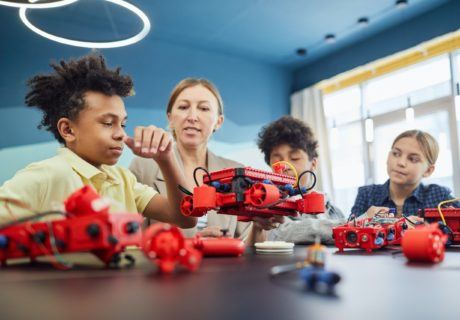 teacher helping students with robot how do elementary students learn problem-solving